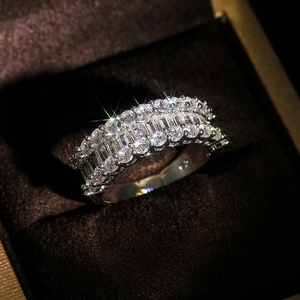 Gros plan sur bague en argent avec zircons étagés dans un écrin en velours
