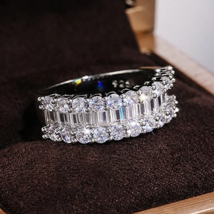Macro d'une bague en argent 925 avec zircons rectangulaires et ronds dans un écrin
