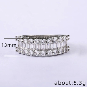 Bague luxueuse 13mm plaqué platine avec oxydes de zirconium baguettes et ronds brillants