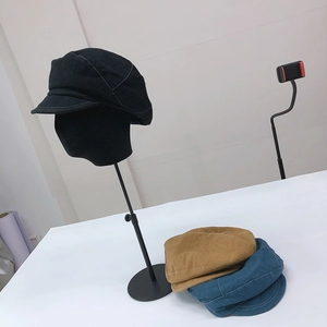 Dettaglio della trama e delle cuciture dei cappelli in cotone in vari colori alla moda