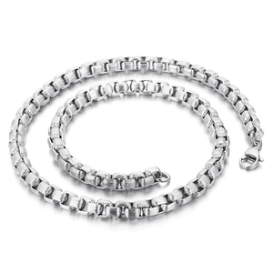 Collier à maillons carrés en acier inoxydable argenté avec fermoir mousqueton sur fond blanc