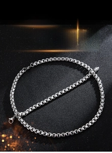 Détail d'un collier chaîne box de 7mm en acier inoxydable argenté avec fermoir mousqueton