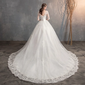 Elegante abito da sposa in pizzo con scollo a V sulla schiena, maniche lunghe e strascico