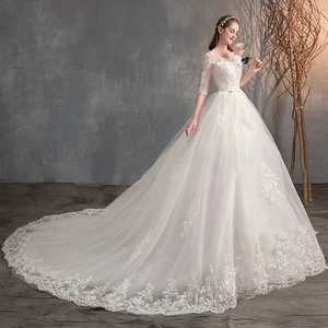 Elegante abito da sposa in pizzo con scollo a V, maniche lunghe e splendido strascico lungo