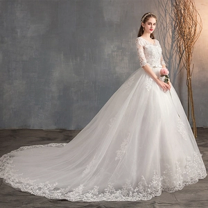 Elegante abito da sposa in pizzo con scollo a V, maniche lunghe e lungo strascico