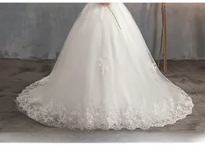 Dettaglio degli strati di tulle con paillettes e bordo in pizzo sul fondo dell'abito da sposa