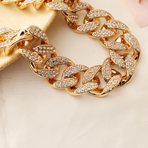 Primo piano della collana cubana dorata con pavé di strass scintillanti da donna