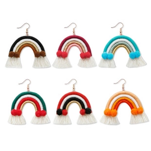 Détail de boucles d'oreilles arc-en-ciel faites main avec pompons et franges souples