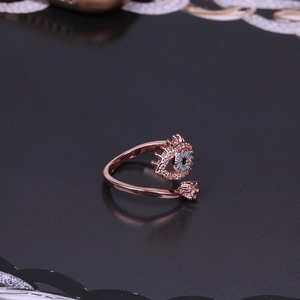Detalle de anillo ojo turco oro rosa con circonitas blancas y piedras azules finas