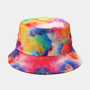 Gros plan sur un bob tie-dye coloré montrant les coutures détaillées et la texture du tissu