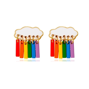 Kleurrijke regenboogwolk oorbellen met gekleurde metalen staafjes en gouden details