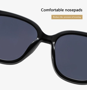Détail des plaquettes de nez confortables sur lunettes de soleil noires surdimensionnées