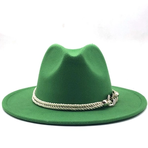 Chapeau fedora en laine vert herbe avec chaîne dorée et large bord plat élégant
