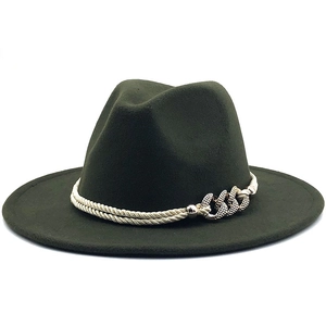 Vue détaillée du fedora vert foncé avec corde tressée et chaîne en métal doré