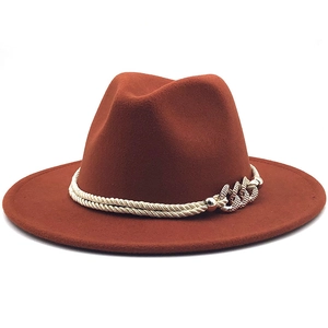 Détail d'un chapeau en laine avec cordelette crème et chaîne dorée chic