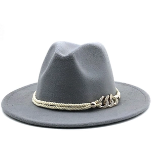 Chapeau fedora élégant en laine gris foncé avec chaîne dorée et cordon tressé femme