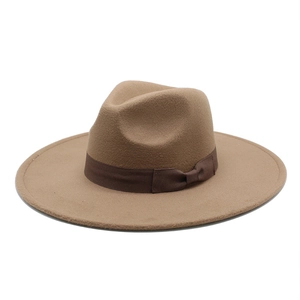 Klassischer Fedora-Hut aus kamelfarbenem Wollfilz mit breiter Krempe und dunklem Satinband