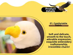 Dettaglio del peluche aquila calva con morbido tessuto bianco e ricami rifiniti