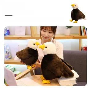 Dettaglio di un’aquila di peluche morbida con piume marroni realistiche e becco giallo vivace