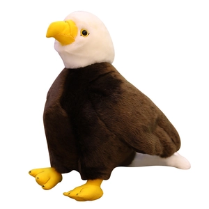 Peluche realistico di aquila calva con corpo marrone e testa bianca seduta