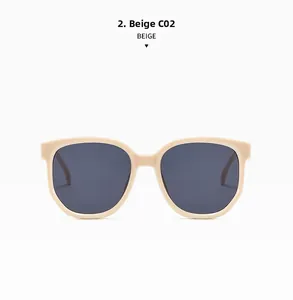 Gros plan sur les lunettes de soleil beige oversize avec verres gris et modèle C02