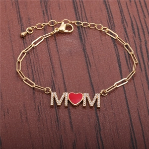 Goldenes Hip-Hop-Armband mit Zirkonia-besetzten MOM-Anhängern und rotem Herz-Detail