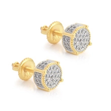Détail macro de boucles d'oreilles dorées avec zircons sertis et poinçon S925 argent
