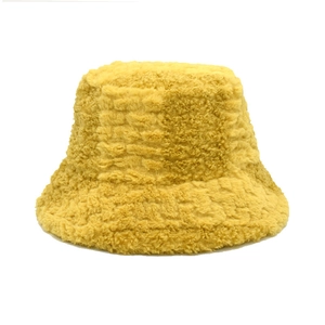 Gros plan du bob en peluche jaune gingembre montrant la texture épaisse de la fausse fourrure