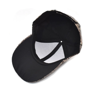 Vue intérieure d'une casquette motif serpent avec doublure noire et œillets d'aération