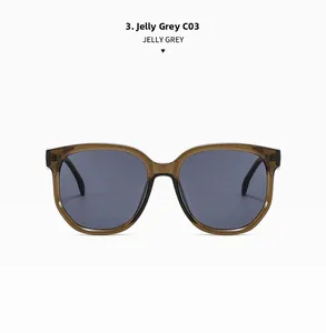 Détail de lunettes de soleil oversize tendance avec monture translucide gris gelée
