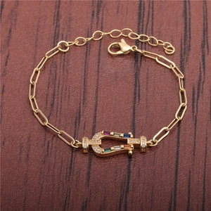 Bracciale a ferro di cavallo dorato regolabile con zirconi colorati e catena a graffetta