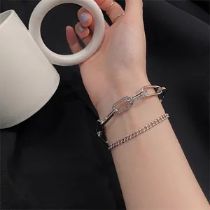 Set di bracciali a catena cubana e maglie argentate con diamanti su fondo nero