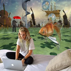 Detail eines surrealen Wandteppichs mit Cello, Goldfisch und nautischen Motiven