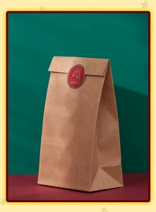Dettaglio del sacchetto regalo di Natale in carta kraft con sigillo rosso Merry Xmas