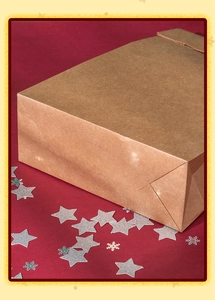 Vista dettagliata del fondo del sacchetto regalo in carta kraft con stelle festive