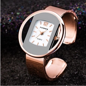Dettaglio dell'orologio a bracciale in oro rosa con quadrante quadrato bianco e texture