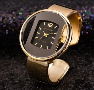 Vista macro dell'orologio a bracciale dorato con elegante quadrante rettangolare nero