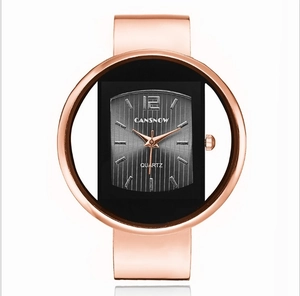 Dettaglio dell'orologio oro rosa con quadrante quadrato grigio e cinturino in acciaio