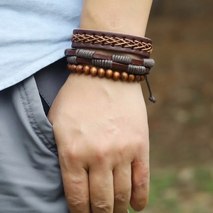 Set di tre bracciali vintage da uomo in pelle intrecciata marrone e perline