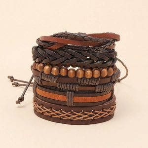 Dettaglio del bracciale multistrato in pelle intrecciata con perline di legno e cordino