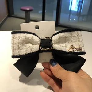Grande pince à cheveux en tweed et satin avec breloque Smile dorée et boucle de décoration