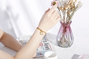 Detail eines Goldketten-Armbands mit achteckigem Löwenkopf-Anhänger in eleganter Form