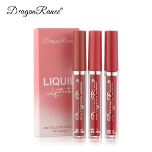 Set di tre rossetti liquidi opachi in tonalità bacca con confezione regalo rosa