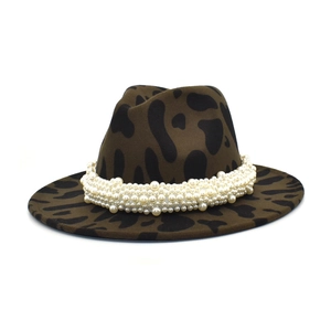Détail du chapeau fedora en feutre avec motif vache et bandeau décoré de perles