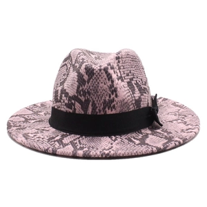 Détail du motif serpent rose et noir sur un chapeau fedora avec ruban noir et nœud