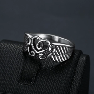 Vintage heart wing ring in silver stainless steel with detailed feather engraving