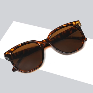 Lunettes de soleil carrées oversize écaille de tortue avec verres bruns sur bloc blanc