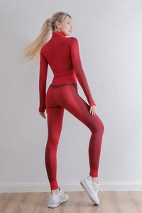 Détail d'un ensemble de yoga rouge deux pièces avec lignes de modelage noires