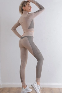 Détail du legging taille haute et du haut zippé avec panneaux latéraux texturés
