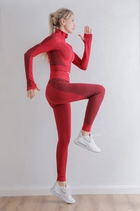 Détail de l'ensemble de yoga bordeaux avec passe-pouces et coupe compression taille haute